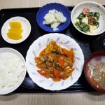 きょうのお昼ごはんは、揚げない酢豚・中華和え・粉ふき芋・みそ汁・くだものでした。