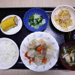 きょうのお昼ごはんは、鶏肉と里芋のみそ煮込み・ゆず浸し・卵とじ・みそ汁・くだものでした。