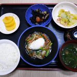 きょうのお昼ごはんは、落とし卵の野菜あんかけ・ハムと白菜のカレー和え・煮物・みそ汁・くだものでした。