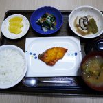 きょうのお昼ごはんは、鮭のもみじ焼き・つぶし里芋和え・煮奴・みそ汁・くだものでした。