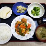 きょうのお昼ごはんは、鶏肉と厚揚げのケチャップ炒め・甘ずっぱおさつサラダ・生姜和え・みそ汁・くだものでした。