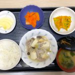 きょうのお昼ごはんは、厚揚げとキャベツの塩炒め、かぼちゃサラダ、人参の粒マスタード和え、みそ汁、果物でした。