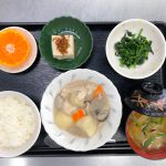 今日のお昼ごはんは、吉野煮、ほうれん草のごま和え、煮奴、みそ汁、果物です。