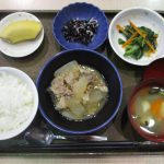 きょうのお昼ごはんは、豚肉と大根のゆずみそ煮・和え物・ひじきの酢の物・みそ汁・くだものでした。