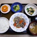 きょうのお昼ごはんは、根菜のそぼろ煮・絹あげと春菊の和え物・浅漬け・みそ汁・くだものでした。