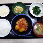 きょうのお昼ごはんは、豚肉とじゃが芋のトマト煮・ほうれん草ときのこの和え物・玉ねぎの卵とじ・みそ汁・くだものでした。