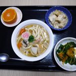 きょうのお昼ごはんは、煮込みうどん・そぼろ煮・青菜和え・くだものでした。