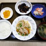 きょうのお昼ごはんは、かぼちゃのそぼろあん・人参と糸コンの白和え・煮物・みそ汁・くだものでした。