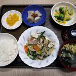 きょうのお昼ごはんは、すき焼き風煮・花野菜の和え物・里芋のみそだれ・みそ汁・くだものでした。