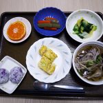 きょうのお昼ごはんは、お蕎麦・じゃこねぎ卵焼き・青菜の旨味和え・含め煮・みそ汁・くだものでした。