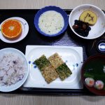 きょうのお昼ごはんは、松風焼き・祝い鉢・おとろ・お吸いの物・くだものでした。