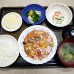 きょうのお昼ごはんは、メカジキのトマト煮・ポテトサラダ・花野菜・みそ汁・くだものでした。