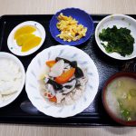 きょうのお昼ごはんは、和風ポトフ・青菜和え・炒り卵・みそ汁・くだものでした。