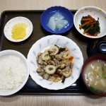 きのうのお昼ごはんは、大豆五目煮・和え物・ふろふき大根・みそ汁・くだものでした。