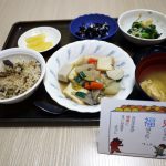 きょうのお昼ごはんは、イワシご飯・けんちん煮・青菜和え・ひじきの酢の物・お吸い物・くだもの。そして、調理したみなさんからの節分のメッセージカードが添えられました！