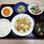 きょうのお昼ごはんは、麻婆豆腐・中華和え・じゃがコンビーフ・みそ汁・くだものでした。