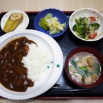 きょうのお昼ごはんは、ハヤシライス・花野菜サラダ・浅漬け・みそ汁・くだものでした。