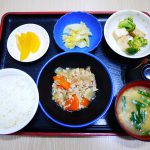 きょうのお昼ごはんは、根菜のそぼろ煮・絹あげ和え・浅漬け・みそ汁・くだものでした。