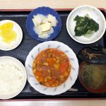 きょうのお昼ごはんは、ポークビーンズ・りんごと大根のサラダ・ごま和え・みそ汁・くだものでした。