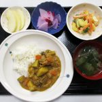 きょうのお昼ごはんは、おさつカレーライス・ゆで卵サラダ・しば漬け大根・みそ汁・くだものでした。