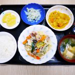 きょうのお昼ごはんは、肉野菜炒め・カレー煮・浅漬け・みそ汁・くだものでした。