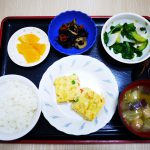 きょうのお昼ごはんは、擬製豆腐・具だくさんおろし・ひじき煮・みそ汁・くだものでした。