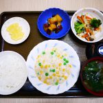 きょうのお昼ごはんは、挽肉とコーンのクリーム煮・サラダ・さつまいものオレンジ煮・みそ汁・くだものでした。