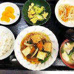 きょうのお昼ごはんは、あんかけ厚揚げ・ブロッコリーの卵炒め・和え物・豚汁・くだものでした。