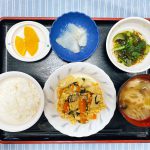 きょうのお昼ごはんは、ツナと高野豆腐の卵とじ・もずく和え・大根のくず煮・みそ汁・くだものでした。