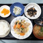 きょうのお昼ごはんは、豚肉のしっとり生姜風味・大根サラダ・煮物・みそ汁・くだものでした。