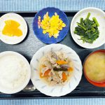 きょうのお昼ごはんは、和風ポトフ・青菜のごま和え・炒り卵・みそ汁・くだものです。