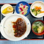 きょうのお昼ごはんは、ハヤシライス・サラダ・浅漬け・みそ汁・くだものでした。