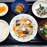 きのうのお昼ごはんは、八宝菜・春雨の酢の物・さつま芋煮・みそ汁・くだものでした。