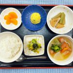 きょうのお昼ごはんは、ウインナーと野菜のスープ煮・含め煮・おさつサラダ・みそ汁・くだものでした。