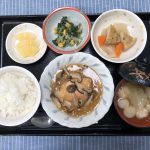 きょうのお昼ごはんは、蒸し鮭のきのこソース・和え物・煮物・みそ汁・くだものでした。