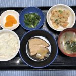 きょうのお昼ごはんは、煮魚・炒りおから・もずく和え・みそ汁・くだものでした。