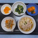 きょうのお昼ごはんは、肉うどん、根菜きんぴら、青菜和え、みそ汁、くだものでした。