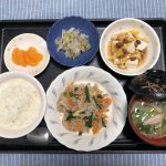 きのうのお昼ごはんは、挽肉と春雨の中華煮、豆豆サラダ、浅漬け、みそ汁、くだものでした。