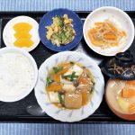 きょうのお昼ごはんは、厚揚げのあんかけ煮・ブロッコリーの卵炒め・ナムル・粕汁・くだものでした。