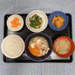 きょうのお昼ごはんは、肉豆腐・もずく和え・かぼちゃ煮・みそ汁・くだものでした。