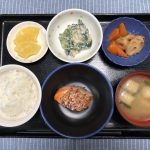 6月9日火曜日のお昼ごはんは、鮭のねぎ梅焼き・白和え・煮物・みそ汁・くだものでした。