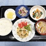 きょうのお昼ごはんは、鶏肉のみそ漬け蒸し・つぶし里芋和え・しば漬けキャベツ・みそ汁でした。