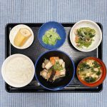 きょうのお昼ごはんは、なすとピーマンのみそ炒め・ところ天和え・浅漬け・みそ汁・くだものでした。