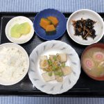 きょうのお昼ごはんは、メカジキと枝豆の塩炒め・ひじきと人参のサラダ・かぼちゃ煮・みそ汁・くだものです。