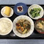 きょうのお昼ごはんは、豚肉と切り昆布の炒め煮・生姜和え・梅香味奴・みそ汁・くだものでした。