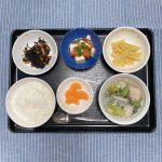 きのうのお昼ご飯は、肉団子とチンゲン菜のｽｰﾌﾟ煮、豆腐サラダ、新じゃがきんぴら、みそ汁、果物でした。