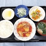 きょうのお昼ごはんは、豚肉とじゃが芋のトマト煮・アスパラガスの炒め物・浅漬け・みそ汁・くだものでした。