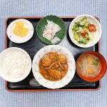 きょうのお昼ごはんは、肉だんご煮・サラダ・レモン大根・みそ汁・くだものでした。