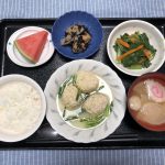 きょうのお昼ごはんは、鶏キャベツだんご・つるつる和え・ひじき煮・みそ汁・くだものでした。