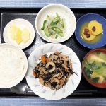 きのうのお昼ごはんは、磯炒め・ナムル・さつまいものオレンジ煮・みそ汁・くだものでした。